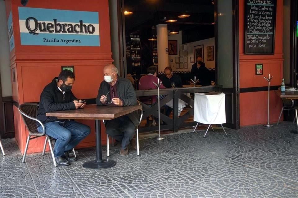 Con medidas de sana distancia y desinfección al entrar, el restaurante Quebracho de nuevo tuvo comensales. 