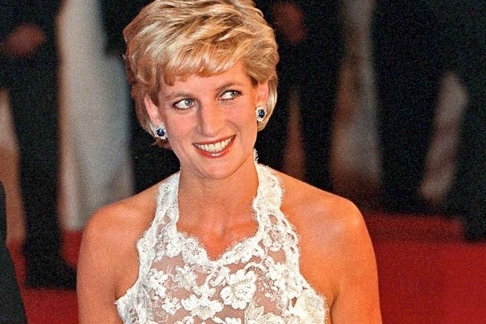 Lady Di tuvo una relación amorosa con el cirujano paquistaní Hasnat Khan, actualmente de 62 años, entre 1995 y 1997.