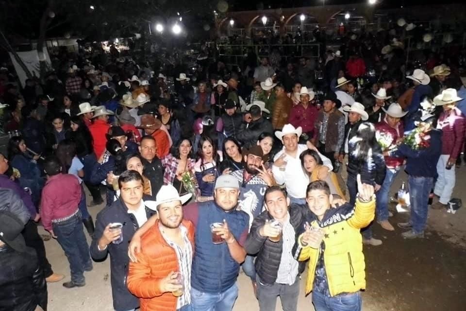 Los 800 asistentes no respetaron la sana distancia ni el uso de cubrebocas.