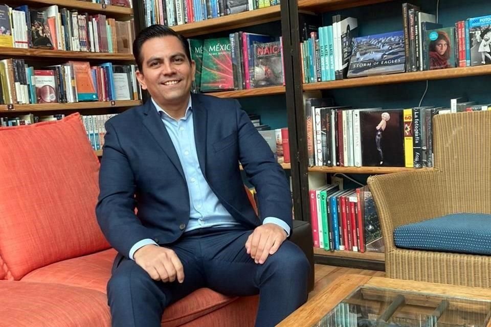 Pérez Ayala, de 37 años, quien es abogado con maestría en Derecho Penal y Criminología, se registró como precandidato a legislador federal por el Distrito 4 de Zapopan.