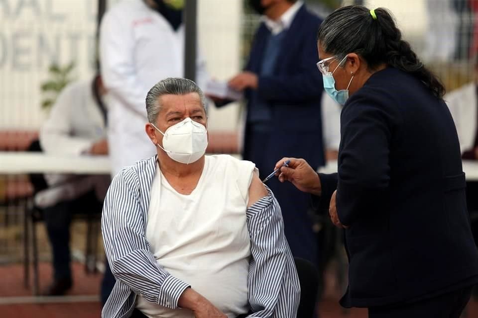 El médico, quien es jefe de epidemiología del Hospital General de Occidente, fue vacunado en punto de las 8:00 horas.