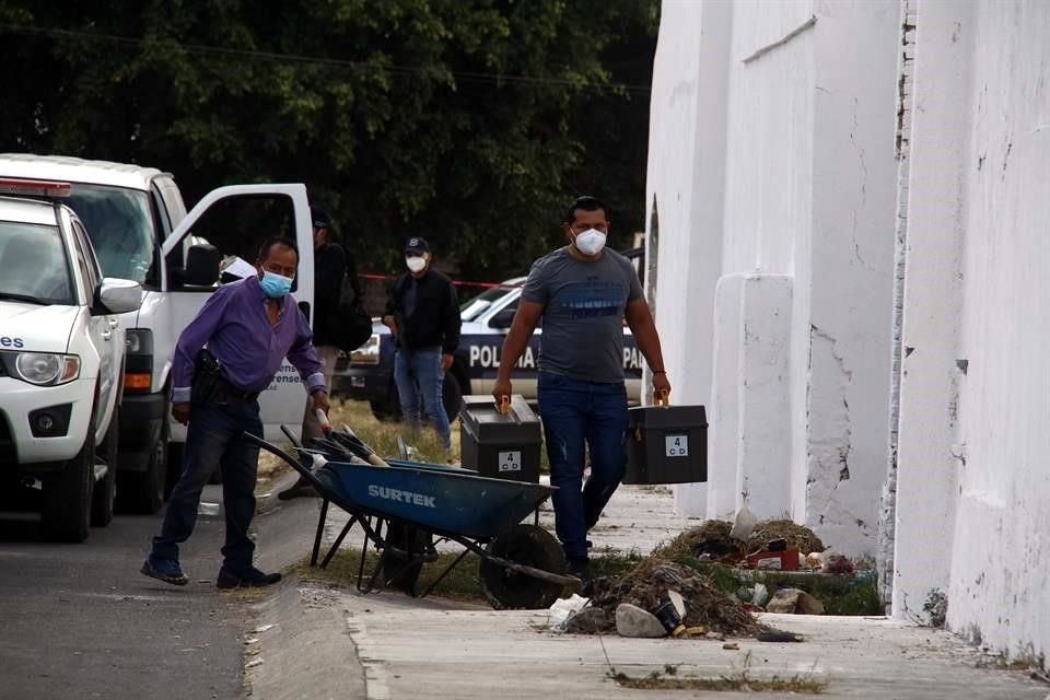 La fosa clandestina fue asegurada desde la tarde del martes y las autoridades ya comenzaron las labores para procesar la escena.