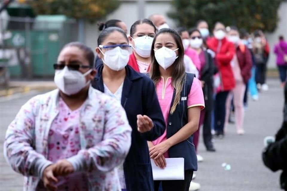 Se espera vacunar a todo el personal médico de primera línea contra covid de hospitales públicos mexiquenses.