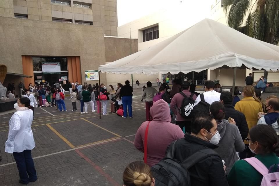 INICIAN. Personal médico de la clínica 110 del IMSS hacen fila para recibir la vacuna contra el virus del Sars-CoV 2, pero no conservan sana distancia.