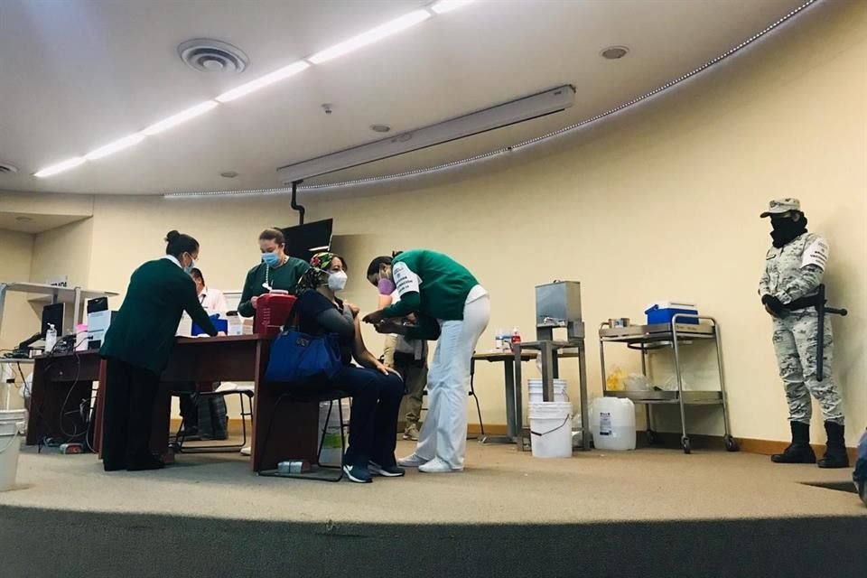 En la clínica 180 del IMSS, en Tlajomulco, personal médico aseguró que se sentía muy desorganizada la aplicación de la vacuna.