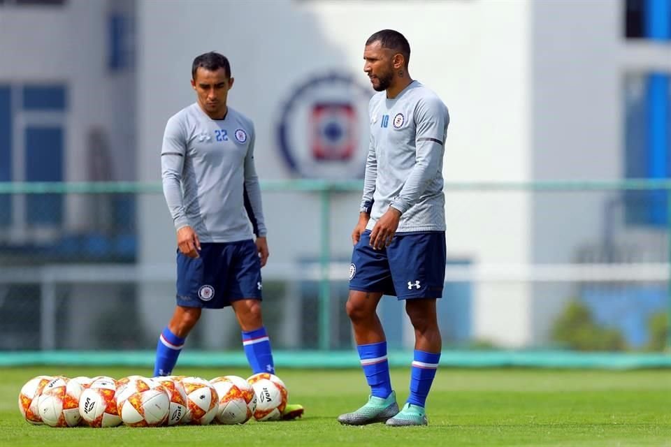 En 2017-18, Walter Montoya jugó para Cruz Azul.