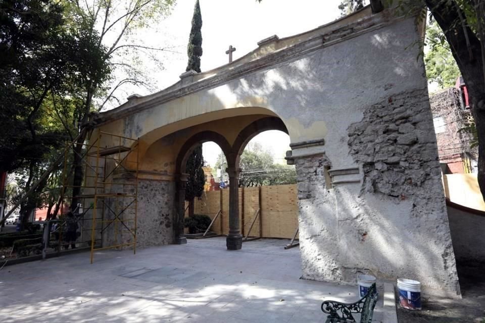 Así quedaron los arcos tras los martillazos.