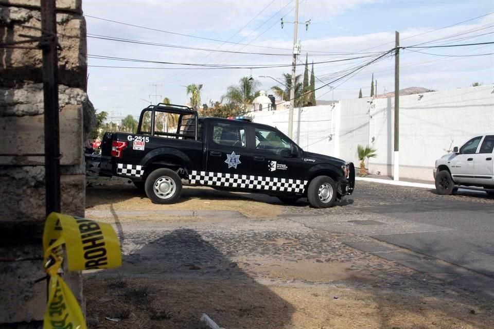 Aunque el hallazgo se reportó poco antes de las 14:00 horas, hasta las 16:50 comenzaron los peritajes del Instituto Jalisciense de Ciencias Forenses para recoger el cuerpo.