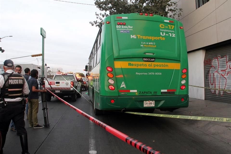 Entre los pasajeros y comerciantes de la zona le recalcaron al chofer que no fue su culpa, pero aún así se fue del lugar.
