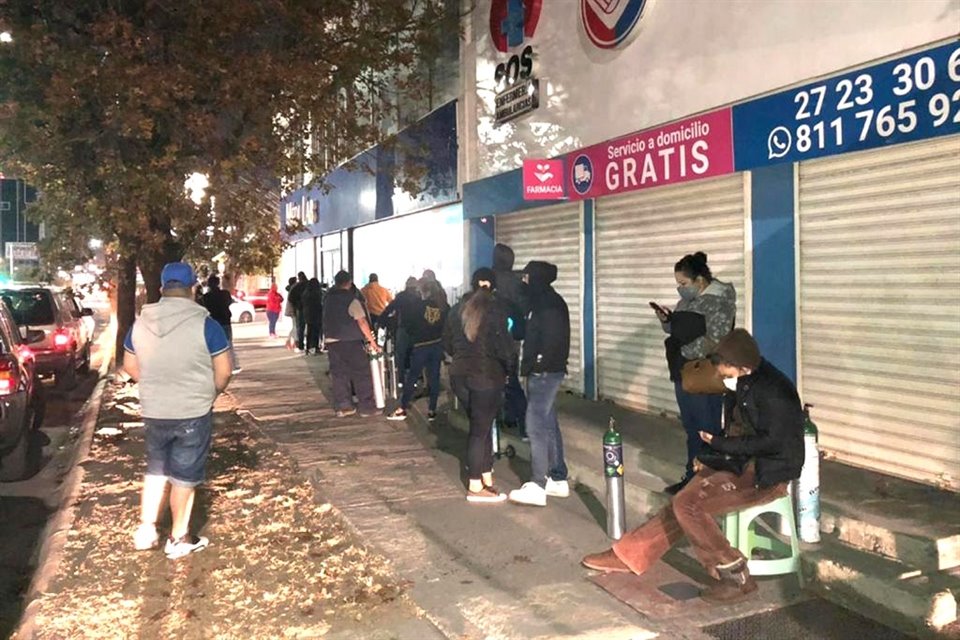 Decenas de personas hacen filas afuera de MediLab, en la Calzada Madero, en espera de rellenar sus tanques de oxígeno.
