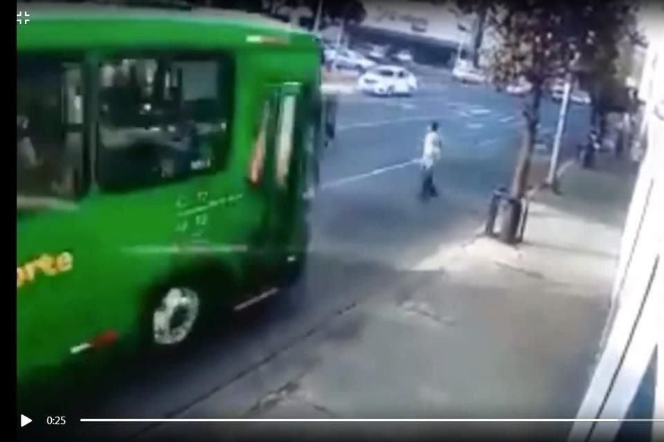 La cámara de seguridad de un local captó el momento, confirmando que la víctima cruzó la avenida de manera imprudente.