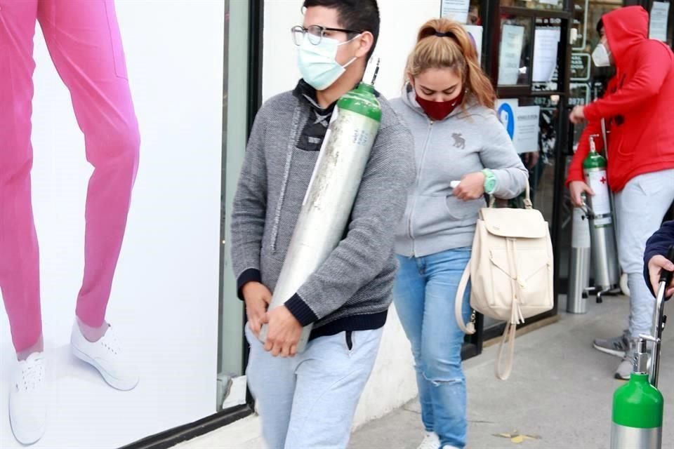 Algunos familiares acuden varias veces al día a los establecimientos por la constante demanda del gas.