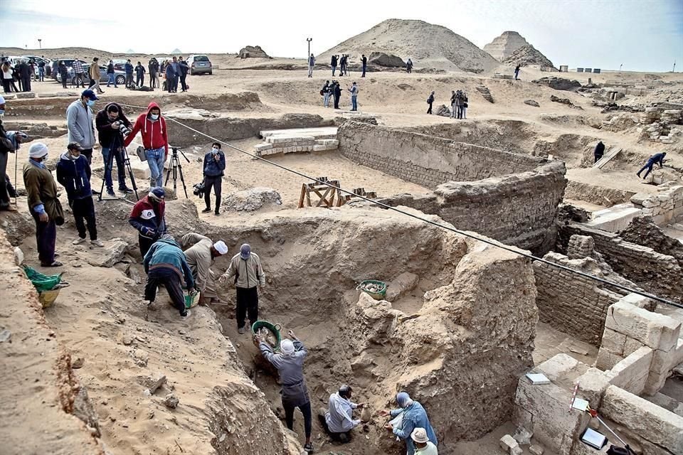 Los arqueólogos han descubierto 22 pozos funerarios en Saqqara.