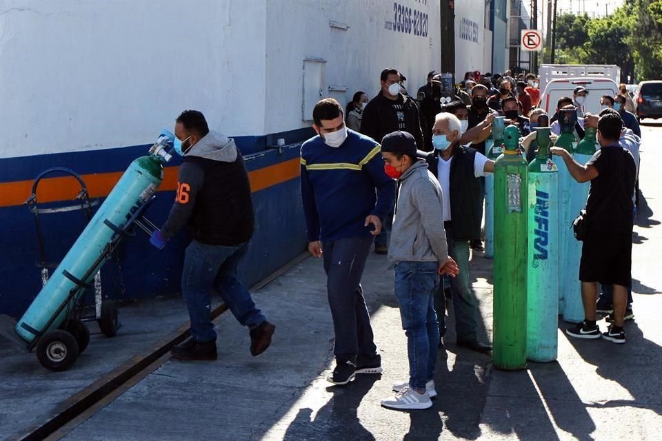 Unas 100 personas esperaban en las instalaciones de la empresa, ubicadas en sobre Avenida Dr. R. Michel.