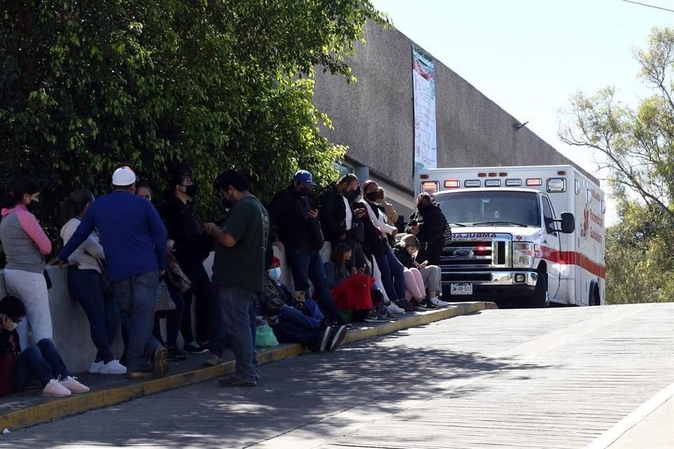 Y en la rampa de urgencias de la Clínica 110, la sana distancia es irrelevante cuando se trata de la vida de un ser querido.