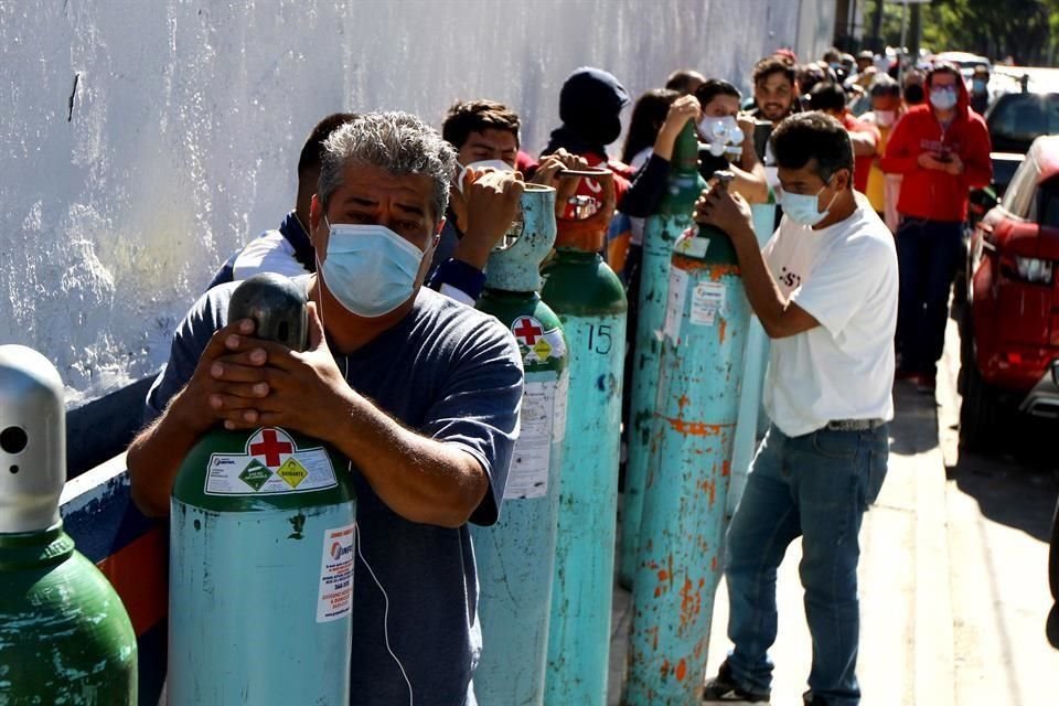 Alrededor de 100 personas hacían fila para surtir tanques afuera de la empresa Infra a las 11:00 horas de ayer.