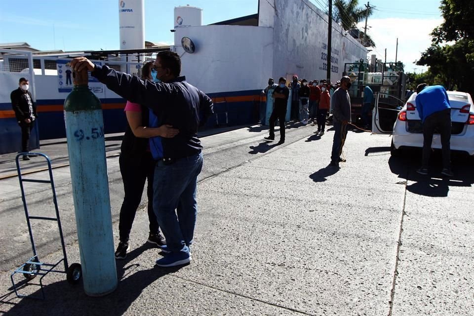 Ante el desabasto en el interior del Estado, hay quienes viajaron a Guadalajara para rellenar sus tanques.