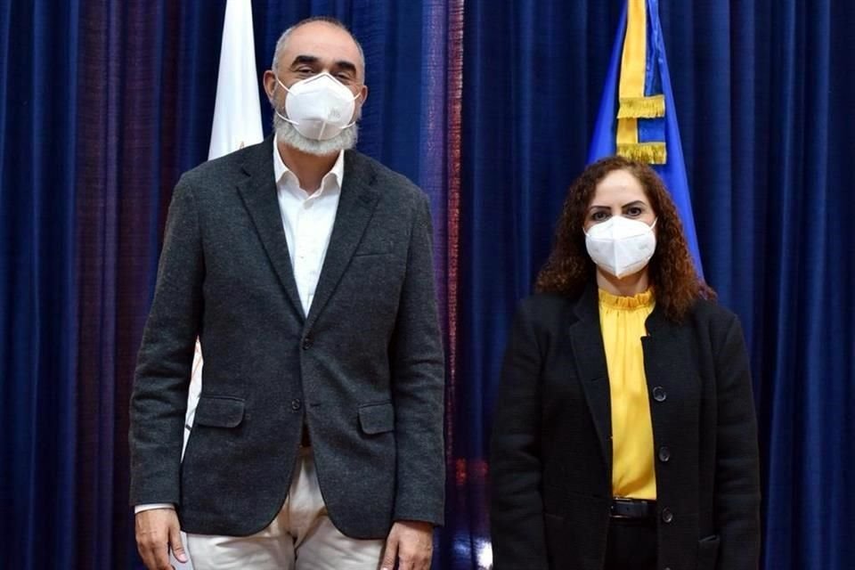 La diputada Rosa Angélica Fregoso, acompañada del coordinador de legisladores de MC, Salvador Caro, anunció su salida del PVEM para convertirse en legisladora emecista.