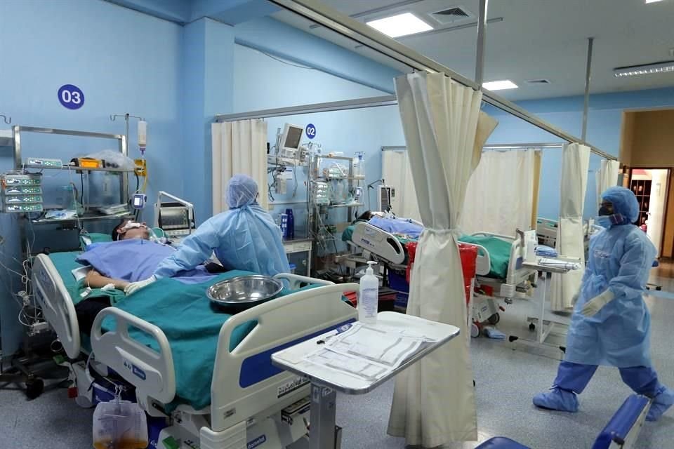 Trabajadores de la salud atienden nuevos pacientes covid-19 dentro de la Unidad de Cuidados Intensivos del Hospital Alberto Sabogal en el Callao (Perú).