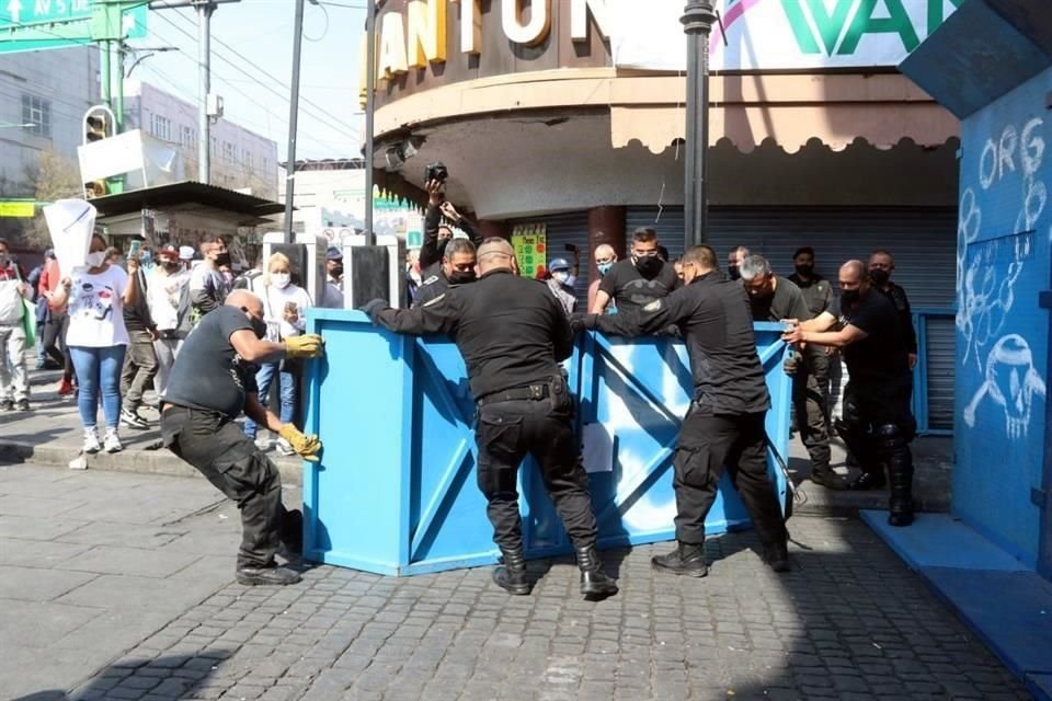 Luego de una negociación con personal de Gobierno local y elementos de la Policía capitalina, las autoridades accedieron a retirar la valla.