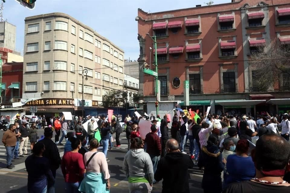 Durante el cierre, los manifestantes sólo permitieron el paso de motociclistas y peatones, por lo que el servicio de Trolebús fue interrumpido.