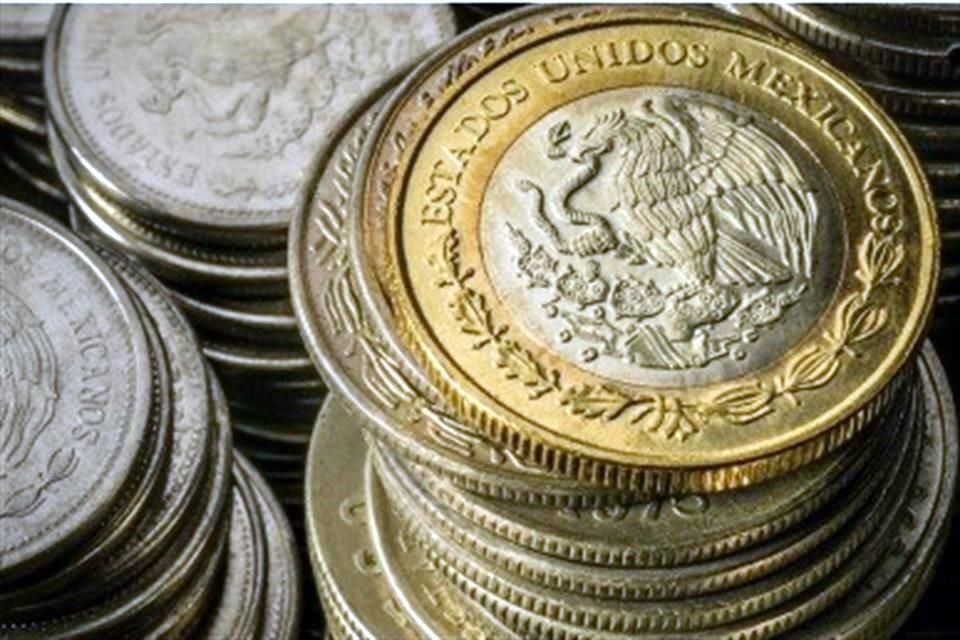 La moneda mexicana cotizaba en 18.7266 por dólar, con un retroceso del 0.51 por ciento frente al precio de referencia de Reuters del viernes.