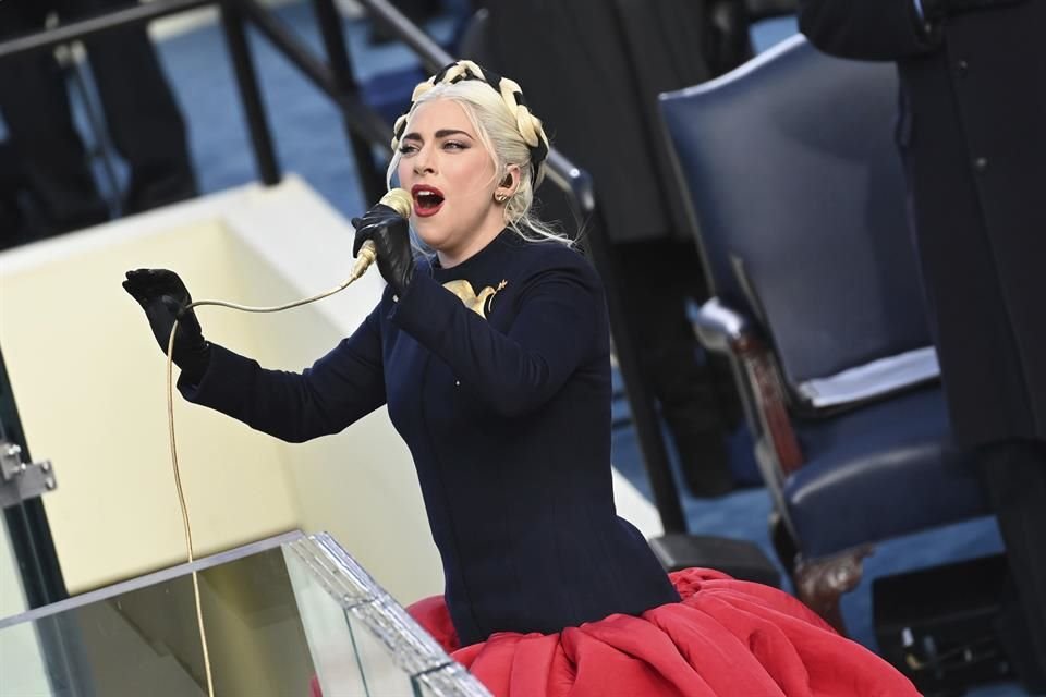 Lady Gaga entonó el Himno Nacional de Estados Unidos en la toma de posesión de la presidencia de Joe Biden.