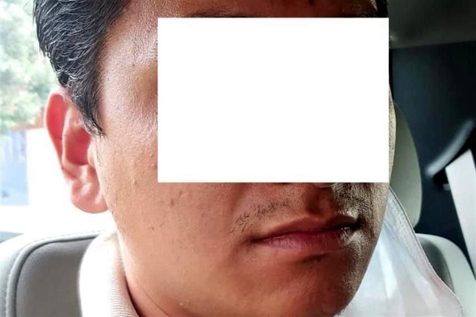 Abraham 'N', de 30 años, llevaba un gafete, uniforme y material de una institución bancaria.