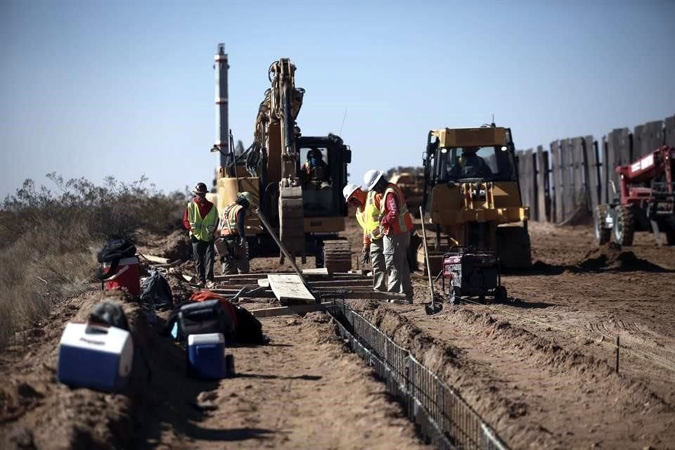 La orden detiene la construcción mientras la administración de Biden examina la legalidad del financiamiento del muro y sus contratos de construcción.