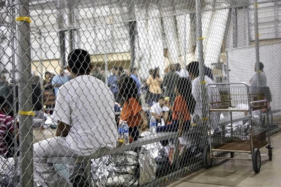 Menores esperan en una instalación migratoria de ICE.