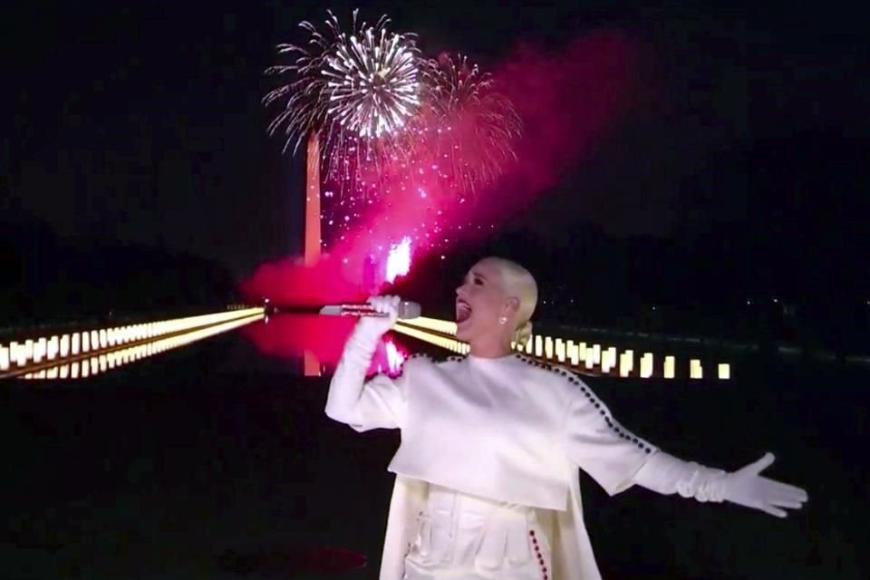 Katy Perry interpretó una versión en balada de su éxito mundial 'Firework'.