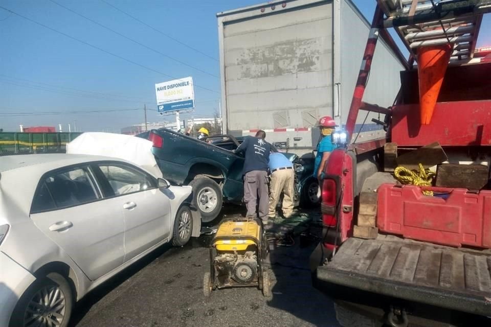 El aparatoso accidente se reportó alrededor de las 15:10 horas, en el kilómetro 29 de la mencionada vía, en dirección a Apodaca, a la altura de la Universidad Tecnológica.