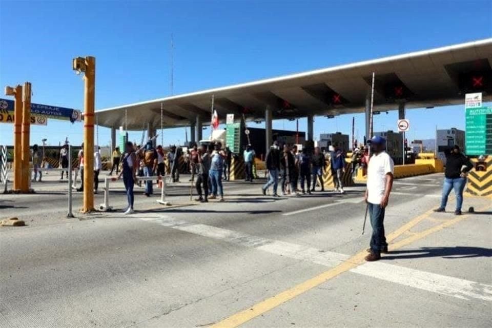 Las personas que intentaron tomar la caseta de Acatlán de Juárez iban armados con palos, tubos, pirotecnia y bombas molotov.