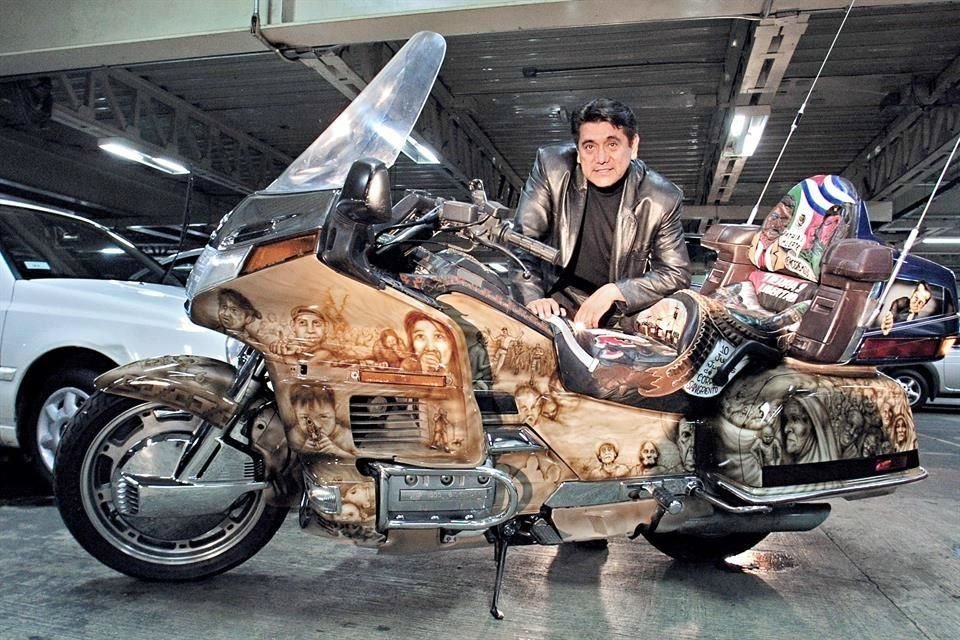 Salgado ha protagonizado escándalos como cuando encabezaba caravanas de motociclistas en la Autopista del Sol, en la cual una vez sufrió un accidente.