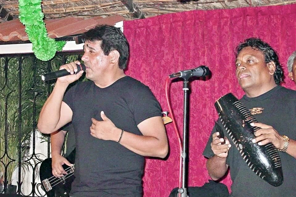 En el 2012, hace un videoclip con una canción dedicada a López Obrador. La canción que grabó lleva por título 'El Peje'.