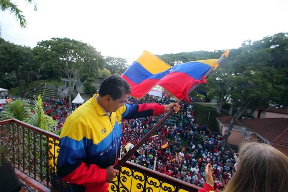 El Presidente Nicolás Maduro habló ante sus simpatizantes que estaban afuera del Palacio de Miraflores.