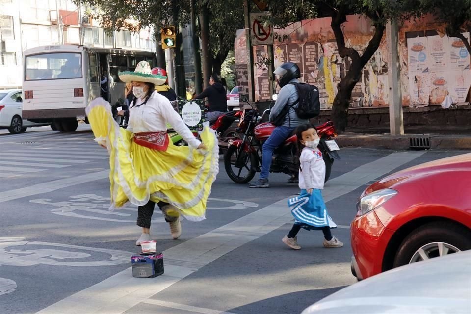 'Trabajamos por la pandemia, de por sí soy comerciante y pues todo subió, pero el trabajo no', comentó Catalina.