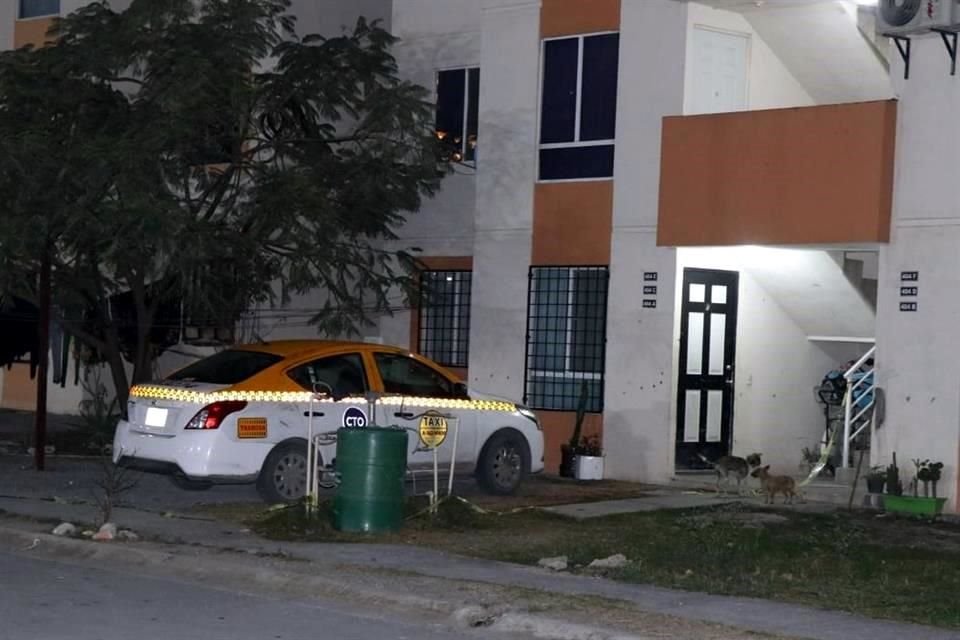 El cuerpo de la víctima quedó a un costado de un taxi estacionado.