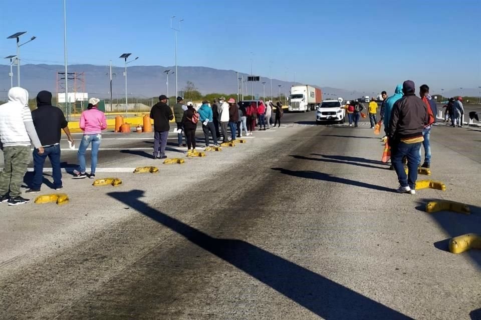 Manifestantes se reunieron en la caseta de Sayula para pedir la liberación de 37 personas que fueron detenidas el pasado viernes.
