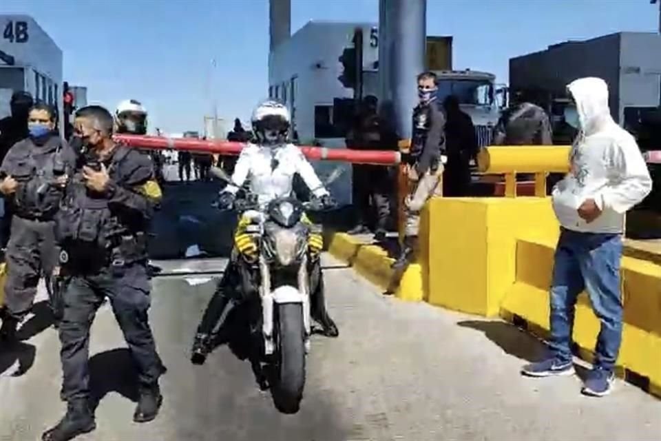 La Policía del Estado tomó el control de la caseta de la autopista a Colima, ubicada a la altura de Sayula, y restableció el cobro de peaje.