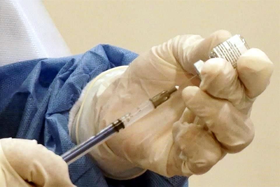Tras arribar este domingo una remesa de vacunas contra #Covid_19 de Oxford-AstraZeneca, el Edomex comenzará a aplicarlas desde mañana a 102 mil 760 adultos mayores. 