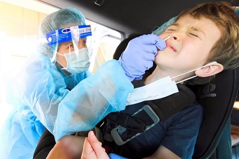 Los expertos recomiendan preparar a los más pequeños explicándoles como funciona la toma de muestras.