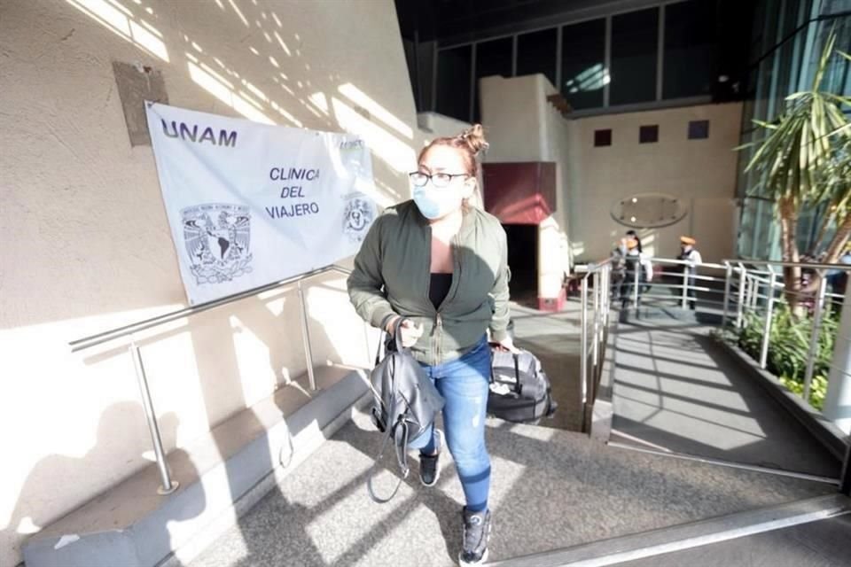 A algunos viajeros les queda poco tiempo para alcanzar su vuelo una vez terminado el trámite en la Clínica.