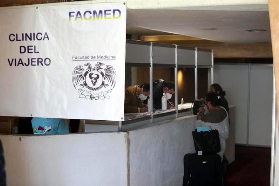 Dos mujeres en el trámite en la Clínica del Viajero de la terminal aérea.