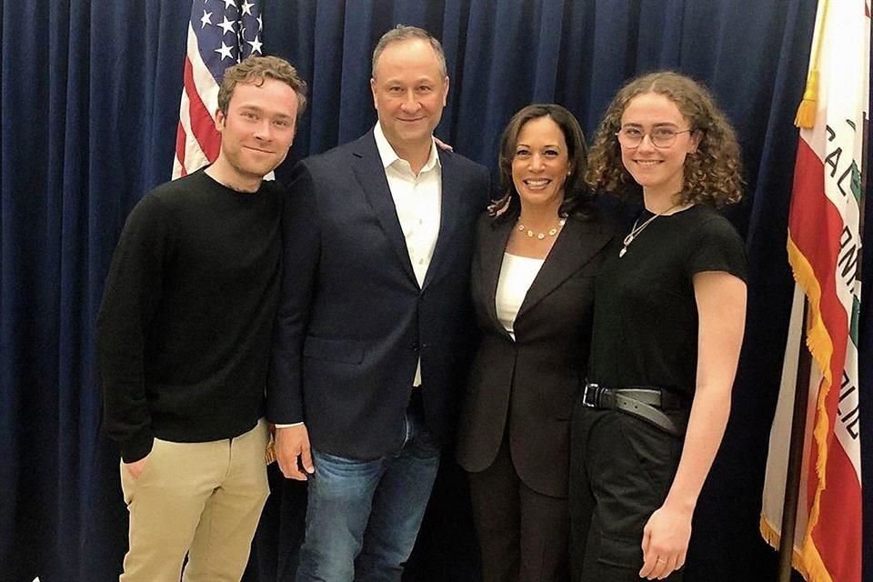 Cole Emhoff (izq.), hijastro de la Vicepresidenta de Estados Unidos Kamala Harris, trabaja en una compañía propiedad de Brad Pitt.