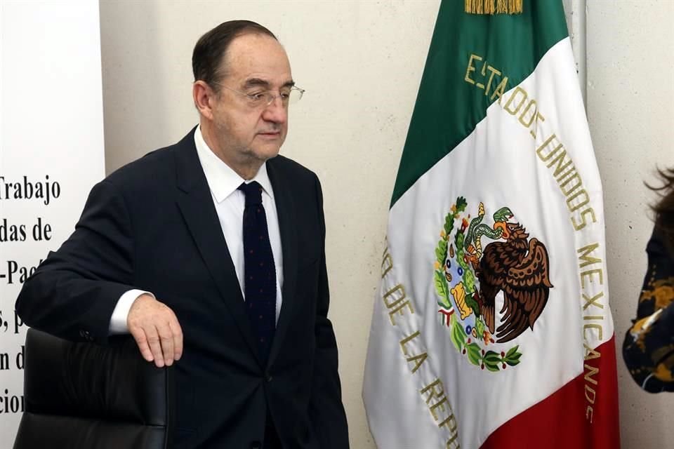 En la Secretaría de Relaciones Exteriores fungió como director general de Asuntos Culturales.