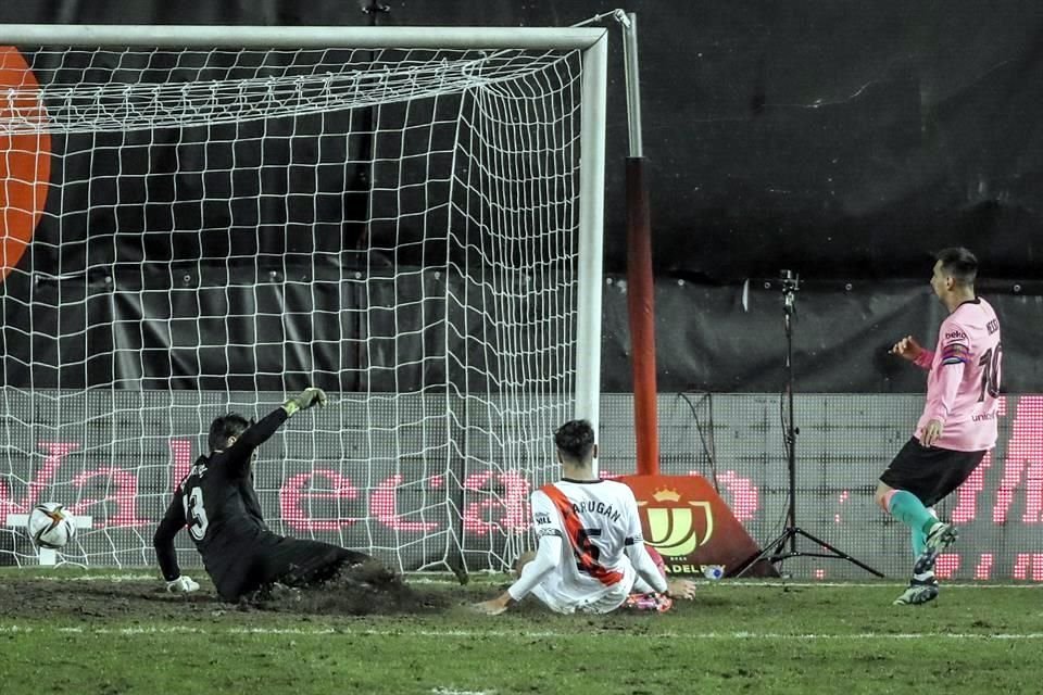 El argentino marcó el primer gol y asistió a Frenkie de Jong para el 2-1.