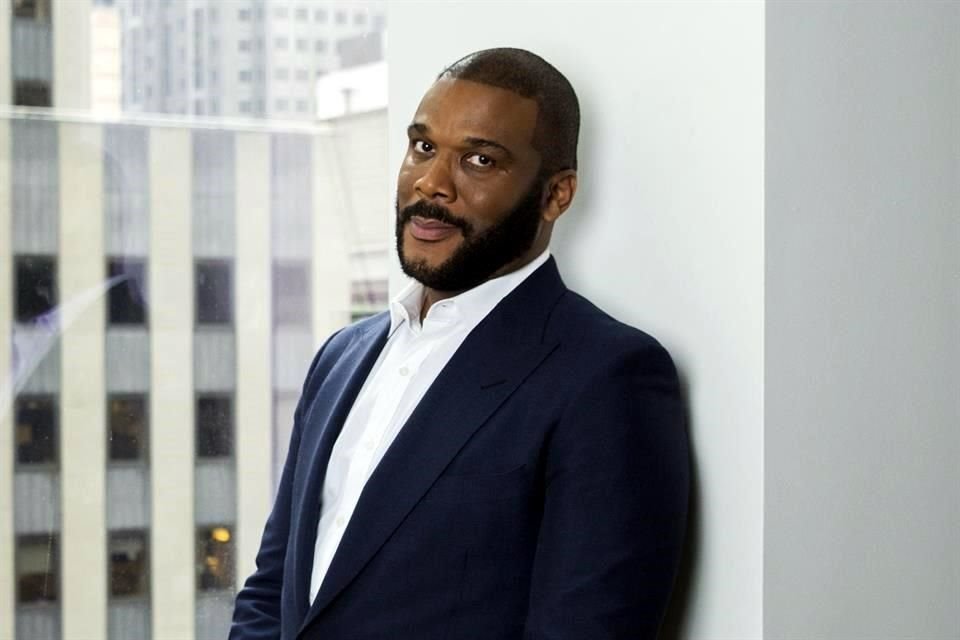 El productor Tyler Perry va a televisarse a sí mismo recibiendo la vacuna contra la Covid-19