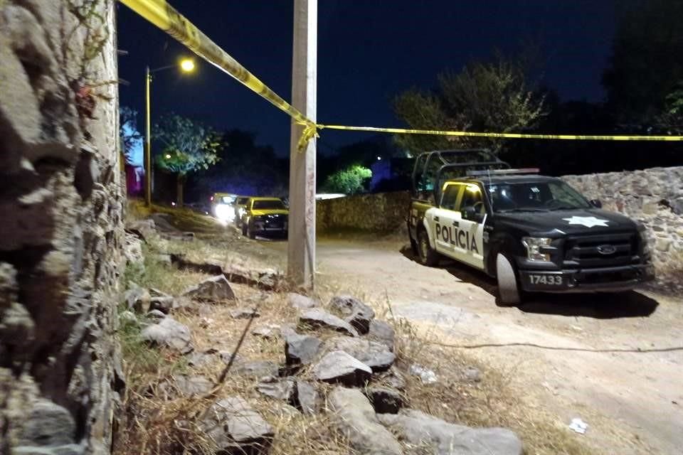 Los cuerpos estaban en una especie de banqueta, a la orilla del paso del agua.