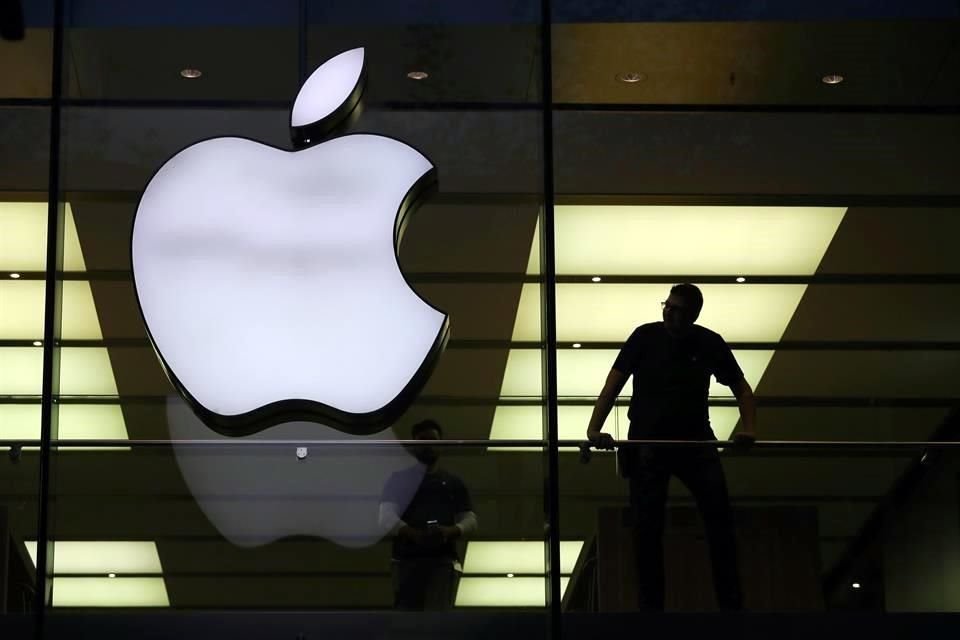 Las acciones de Apple subieron alrededor de 1.8 por ciento en las primeras operaciones del jueves como parte de un amplio avance en las acciones estadounidenses. 